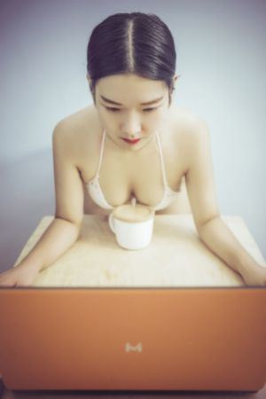 和两个小婕子做受hd