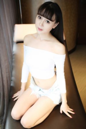 边亲边把手放衣服里发出声音