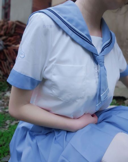 掀起裙子从后面挺进她的身体视频